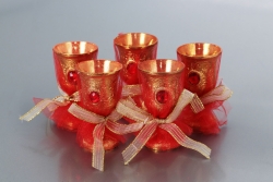 Nikhaseker Weinglas aus gold umhüllt mit rotem Tüll 