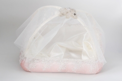 Korb innen creme Seide aussen Samtbezug in Rosa mit Tüll und Spitze für Gastgeschenke