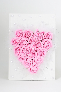 Gästebuch beschmückt mit rosa Schaumrosen in Herzform Feder und Perlen
